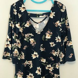 💕Floral bell sleeve knit top💕